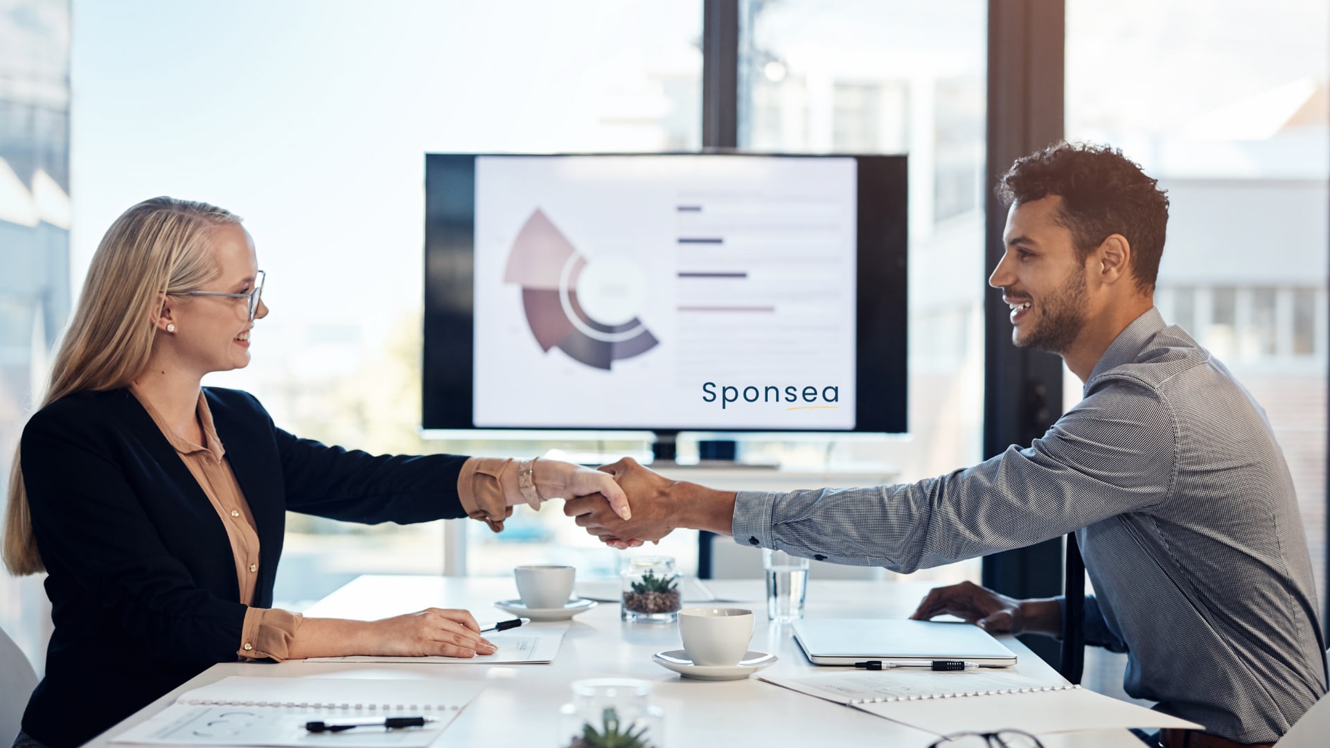 Sponsorluk performansı verilerini değerlendiren iki profesyonelin toplantısı